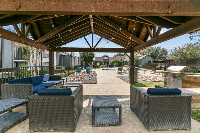 Outdoor Lounge and BBQ - Obsidian Wimbledon Owner LLC