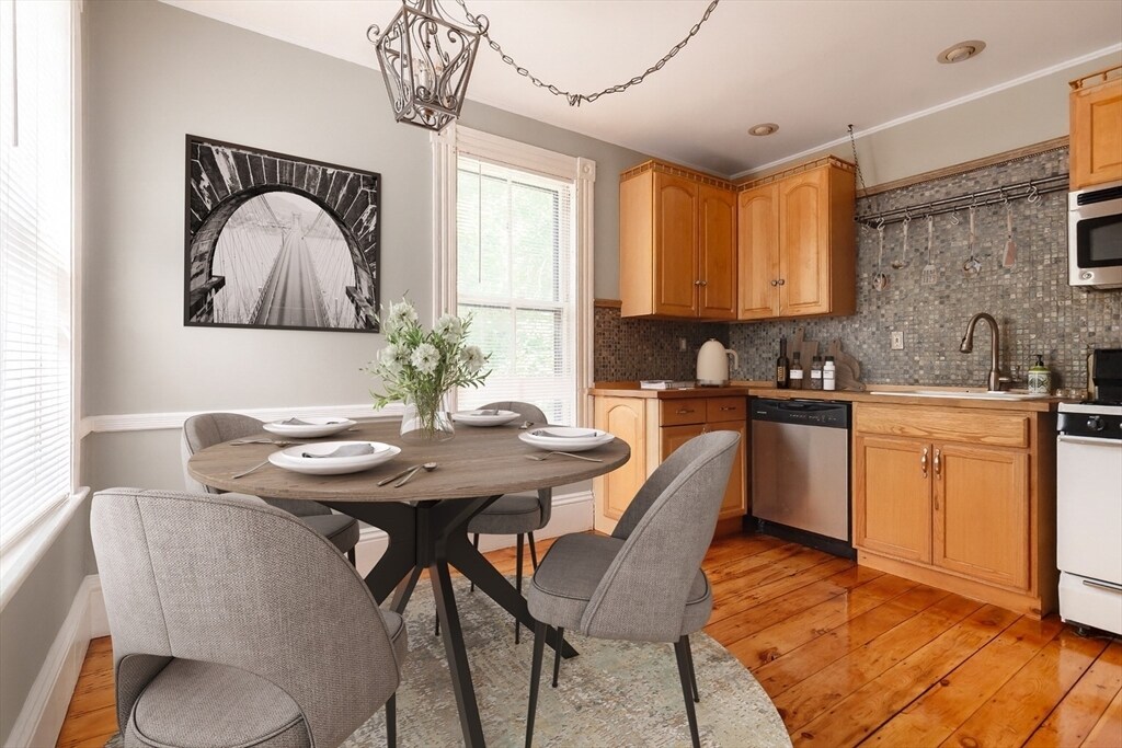 Foto principal - 327 Lafayette St