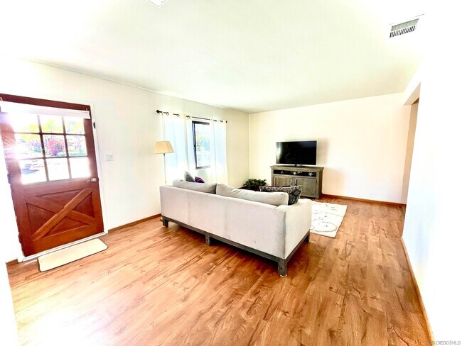 Foto del edificio - 1221 Rees Rd