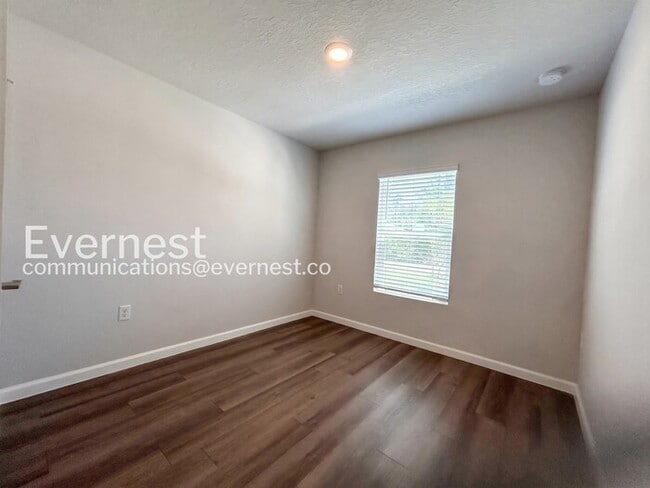 Building Photo - 17 Riverside Ln