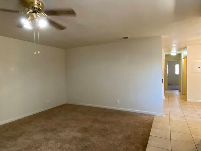 Foto del edificio - Spacious Duplex with Two Bedrooms, Two Bathrooms and Two Car Garage