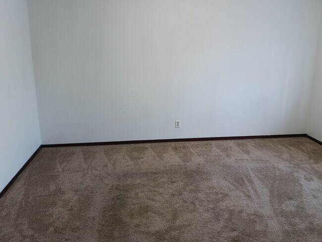 Building Photo - 3 Bedroom, 2 Bathroom Home! Schedule a Showing!