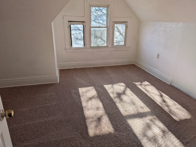 Building Photo - Large Three Bedroom Apartment In Avalon