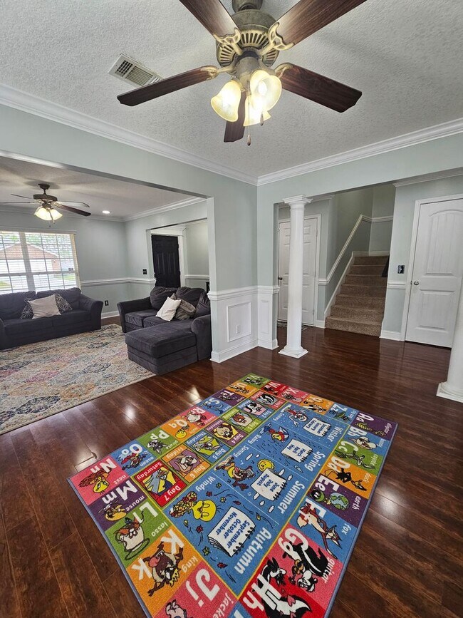 Foto del edificio - Spacious 5-Bedroom, 3-Bathroom Home for Re...