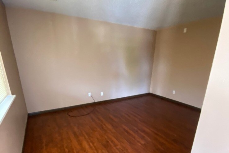 Primary Photo - 1330 N Summit Ave