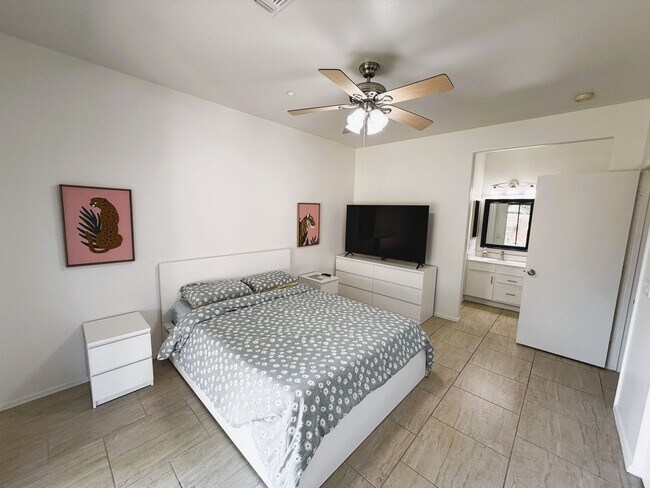 Foto del edificio - Spacious, Stylish, Sharp 2 bed 2 bath 1 car garage and Gated Community!