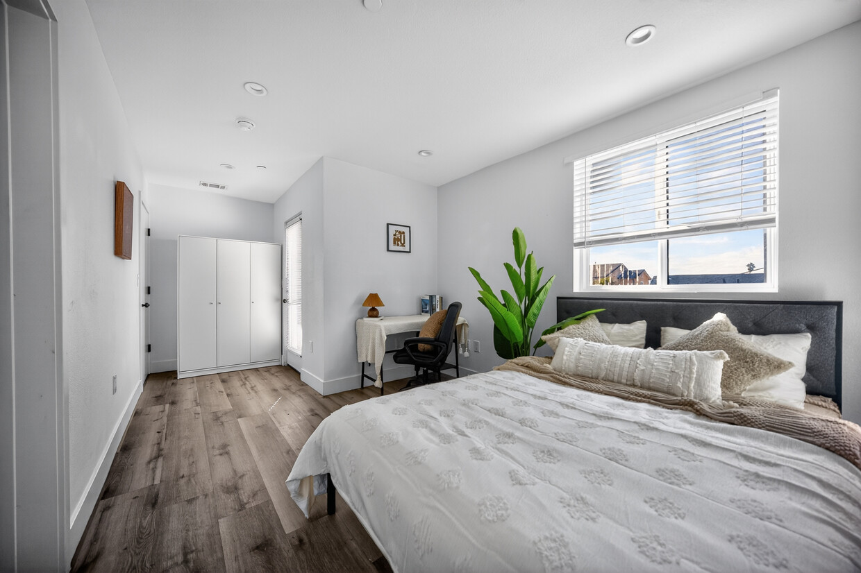 1530 W 37th St -- Housing near USC/Ktown - 1530 W 37th St -- Housing near USC/Ktown