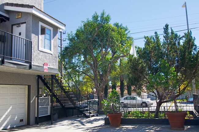 Building Photo - 18547 Saticoy St