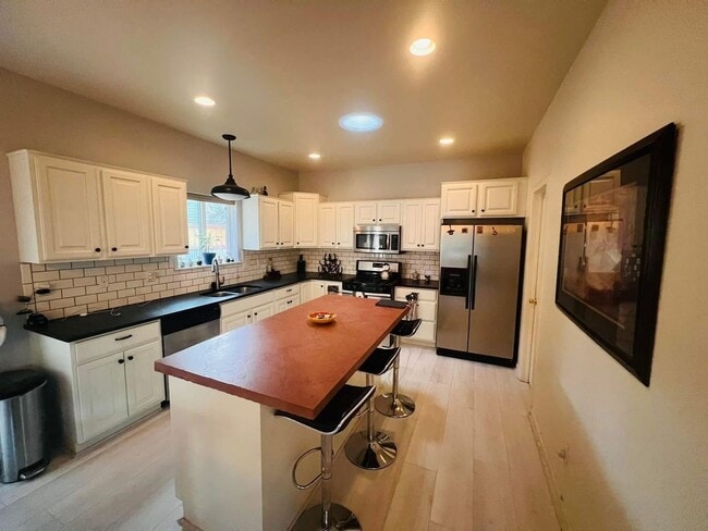 Building Photo - 3 Bedroom & 2 Bath Home with 2 Car Garage....