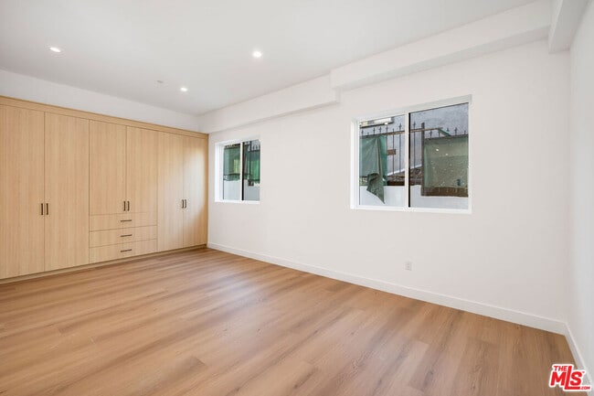 Building Photo - 726 Robinson St