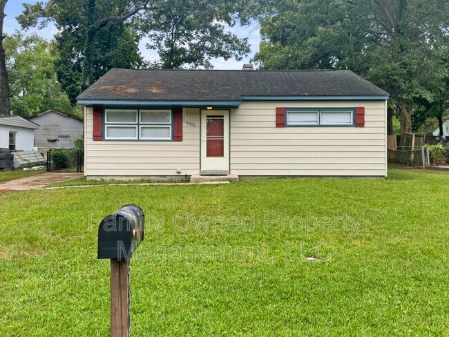 Foto del edificio - 5805 Chaucer Dr