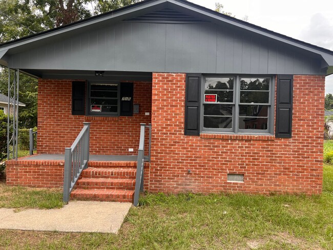 Building Photo - Three Bedroom One Bath House