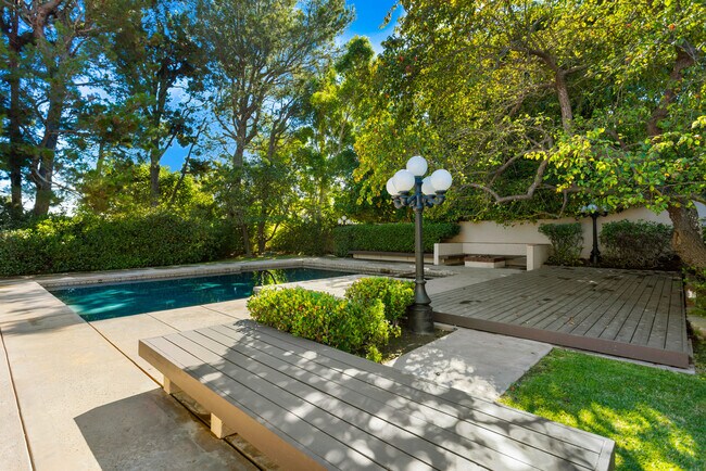 Foto del edificio - 3621 Malibu Country Dr