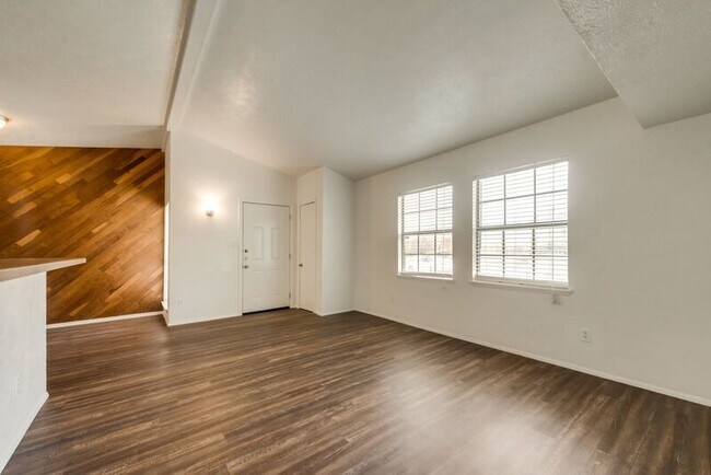 Foto del edificio - 7201 Pineberry Rd