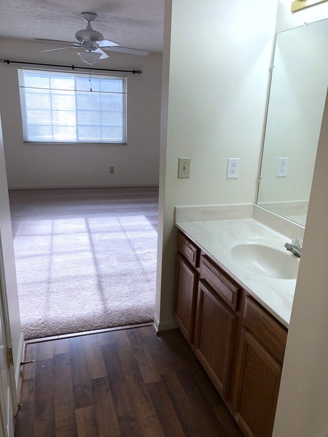 Building Photo - Open Floor Plan 2 Bed 2 Bath Condo!