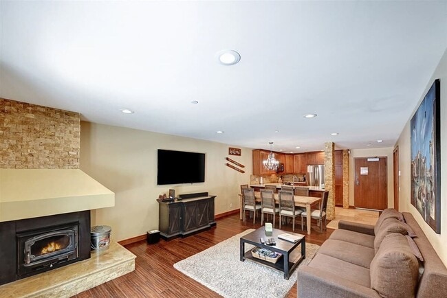 Foto del edificio - Fully Remodeled 1BD + Private Bunk Room | 2BA | Aspen Creek – $3,100/Month