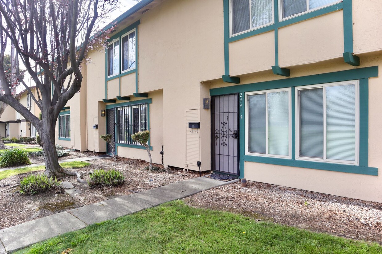 Foto principal - Homey 3-bedroom townhome in Glen Eden - Ha...