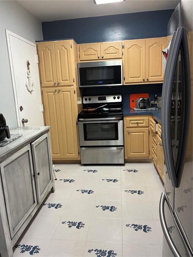 Building Photo - 1985 S Ocean Dr