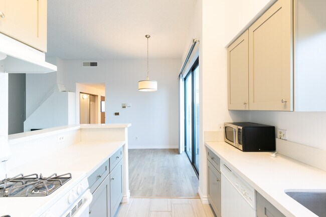 Foto del edificio - 2584 S Centinela Ave