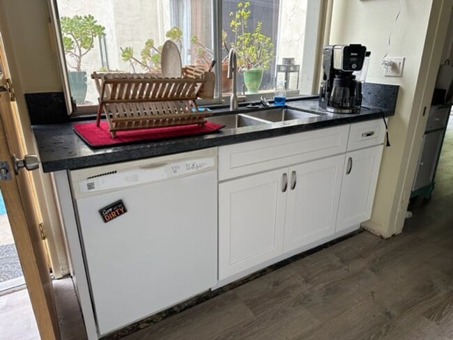 Building Photo - Townhome 3 bedroom 2 bath