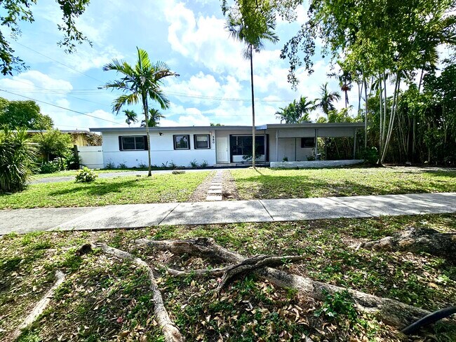 Foto del edificio - 580 NE 172nd St