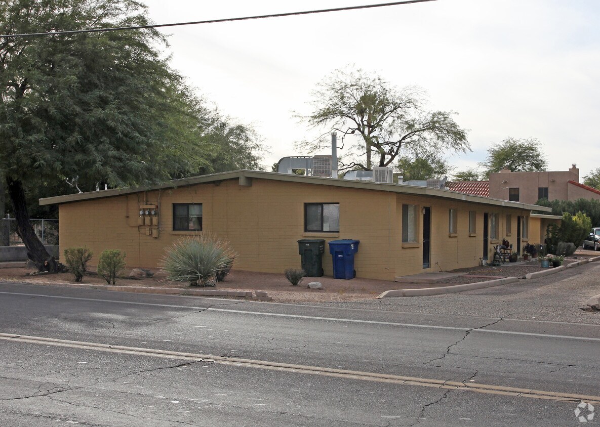 Primary Photo - 3531-3535 N Country Club Rd