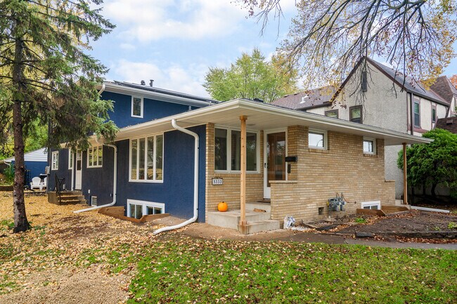 Home es un tríplex azul en la esquina - 5335 Nicollet Ave