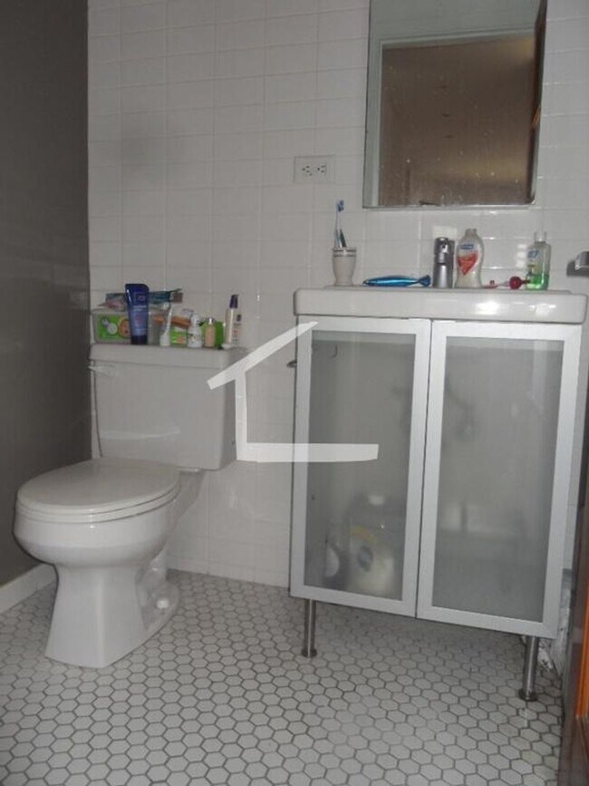 Foto del edificio - Huge penthouse unit with in unit laundry i...