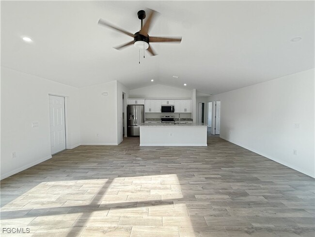 Foto del edificio - 8157 Albatross Rd