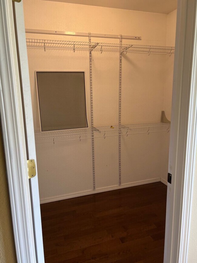Building Photo - 3 Bed 2 Bath
