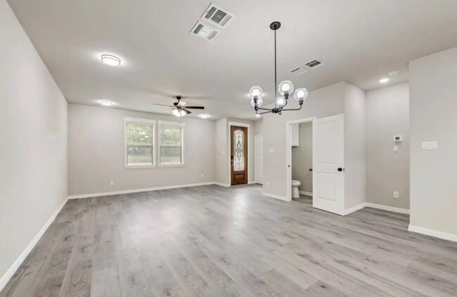 Foto del edificio - 5612 Black Pine Cir