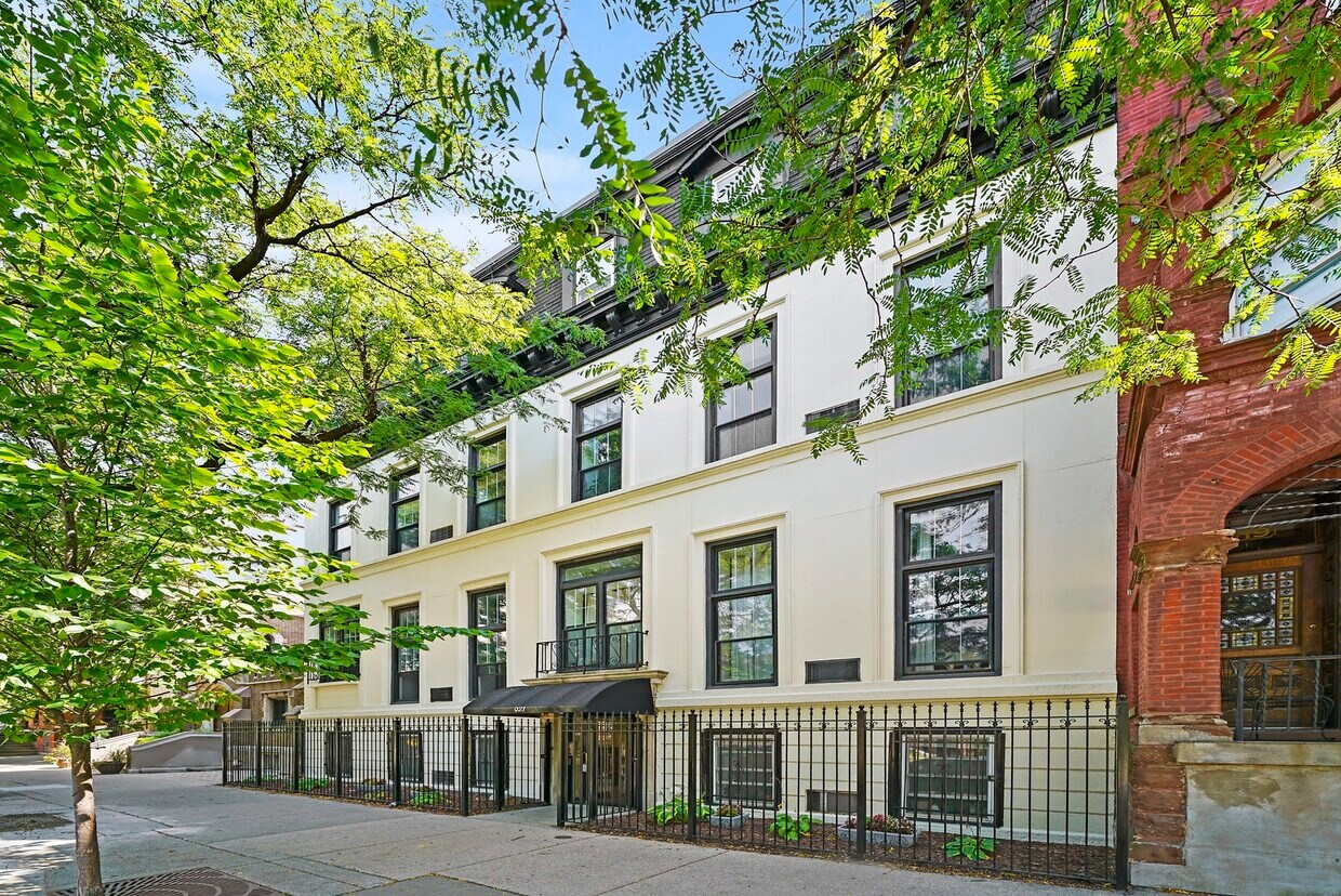 Primary Photo - 921 N LaSalle Dr