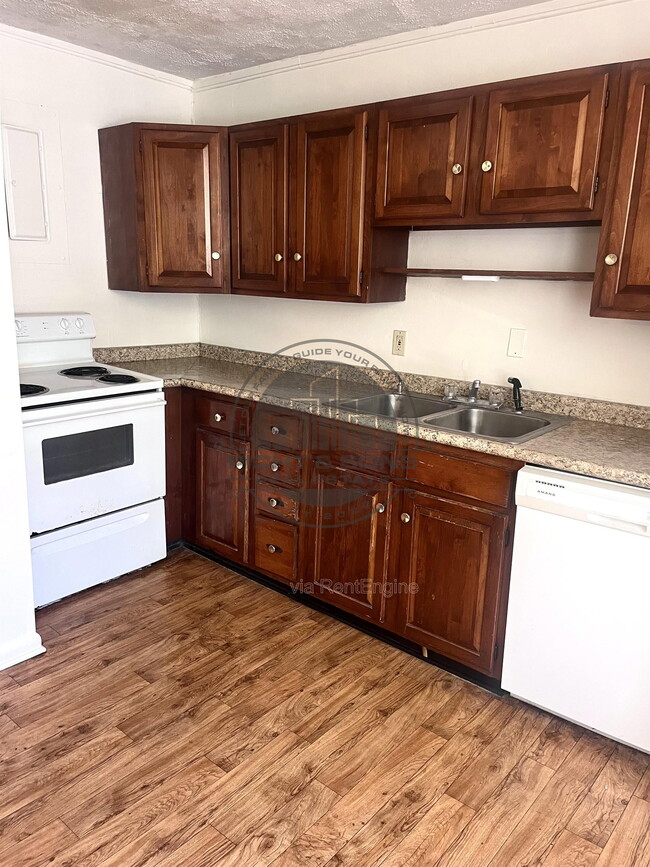 Building Photo - 2022 Hollywood Dr
