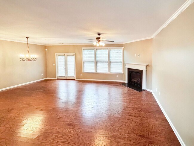 Building Photo - End Unit Townhome - 3BR, 2.5BA with Garage