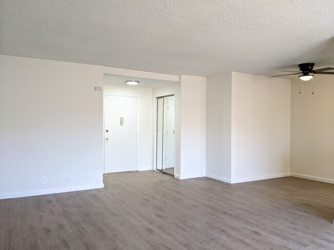 202 - 123 S Hayworth Ave