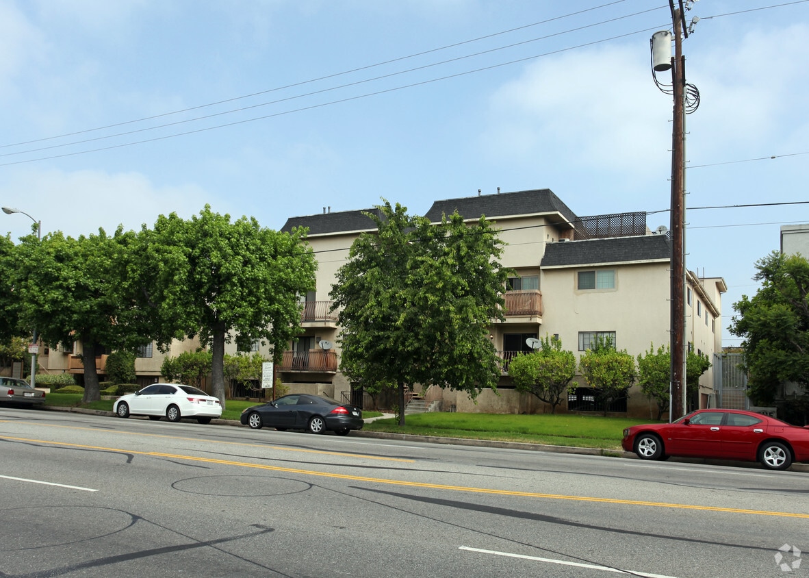 Primary Photo - 15119-15125 Burbank Blvd