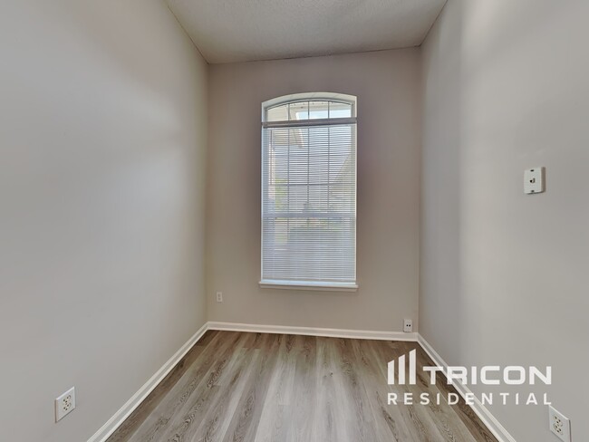 Foto del edificio - 3705 Woodbriar Dr