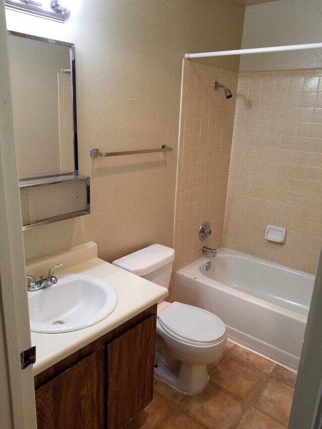 Foto del edificio - Upstairs, 2Bd 1 Bath apartment near Midtown!