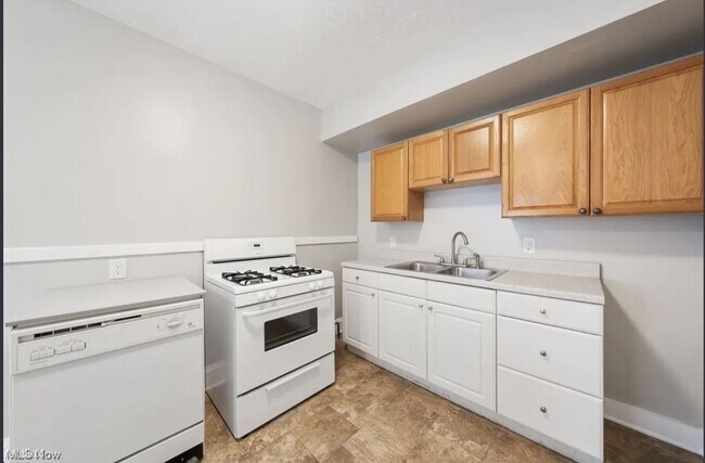 Foto del edificio - 2 br, 1 bath Triplex - 1235 Donald Avenue ...