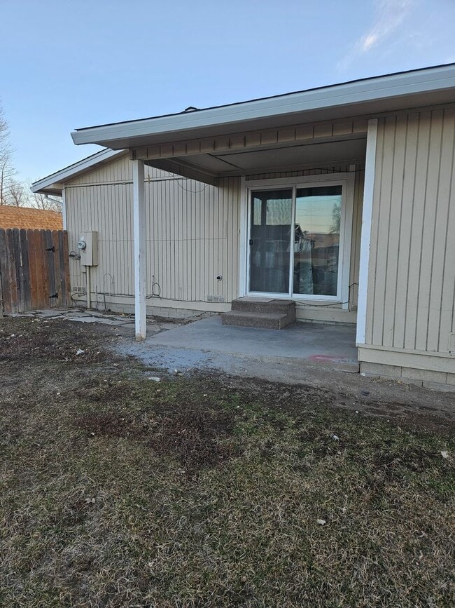 Building Photo - $1800 A MONTH - 3 BEDROOM 2 BATH HOME IN LEAVITT LAKE