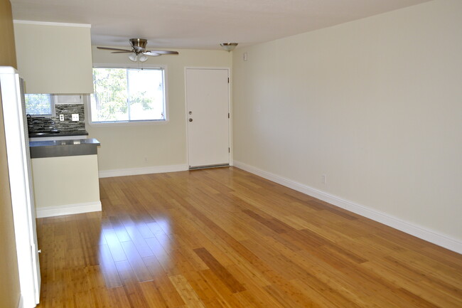 Foto del edificio - Renovated unit, private balcony