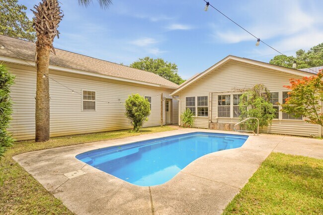 Building Photo - 1737 Bayshore Dr