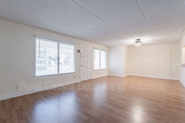 Foto del edificio - 240 Old Litchfield Rd