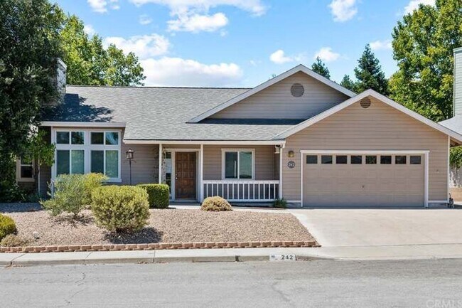 Building Photo - GORGEOUS 3 BEDROOM 2 BATH SINGLE FAMILY HO...