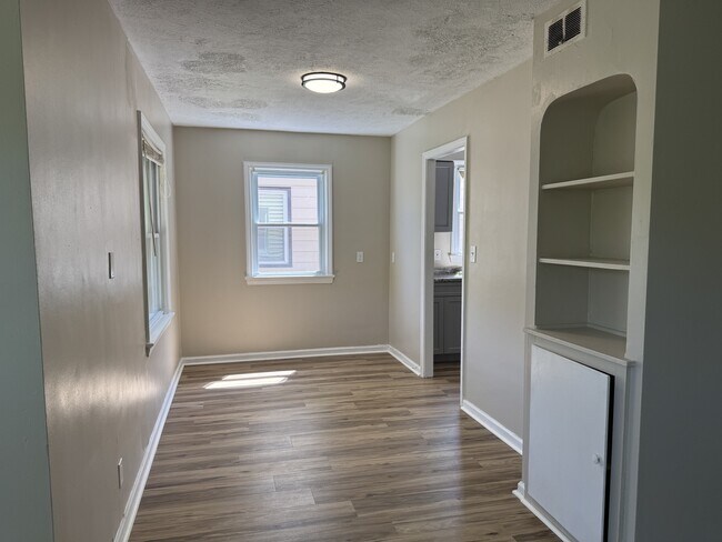 Foto del edificio - 2450 Greenvale Rd