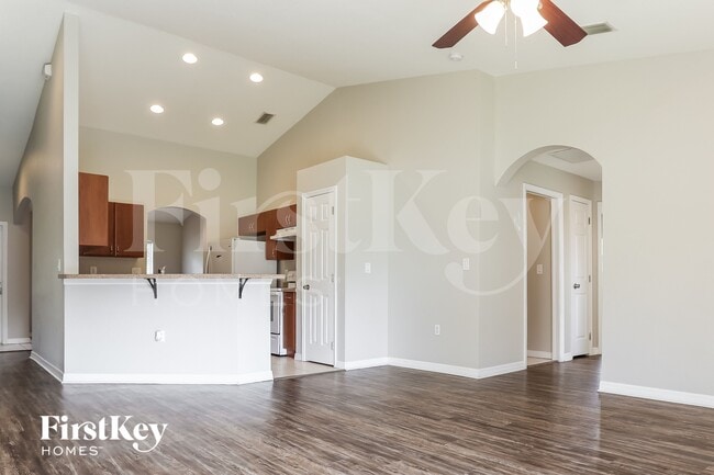 Building Photo - 2637 Lacroix Ave