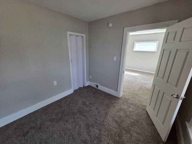 Foto del edificio - 3081 E 67th St