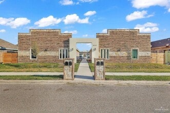 Building Photo - 2713 W Primrose Ave
