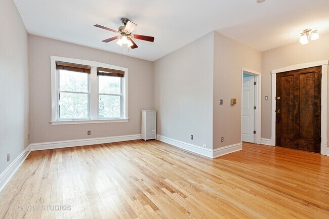 Foto del edificio - 1319 W Addison St
