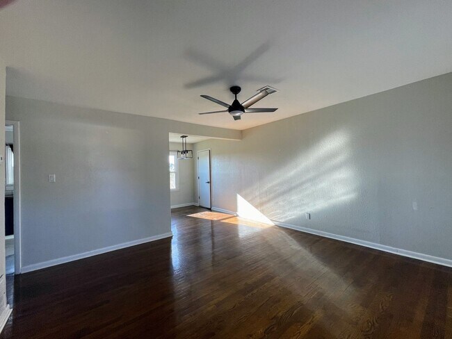 Building Photo - Bright-Living Retreat in Big?Spring – Your Perfect 3-Bed, 1-Bath Home!